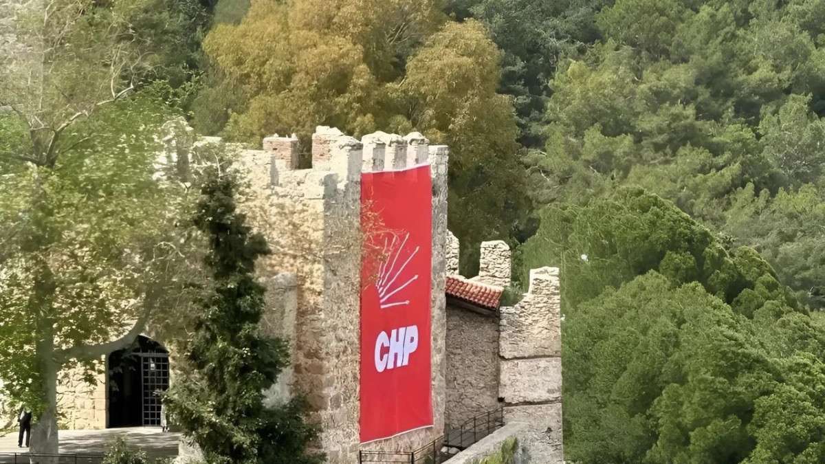 Alanya Kalesi burçlarına CHP bayrağı asıldı