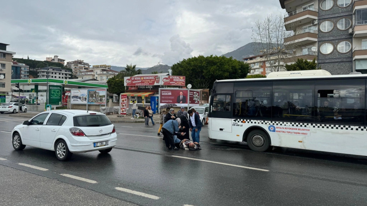  Alanya'da Halk Otobüsü ile Motosiklet Çarpıştı