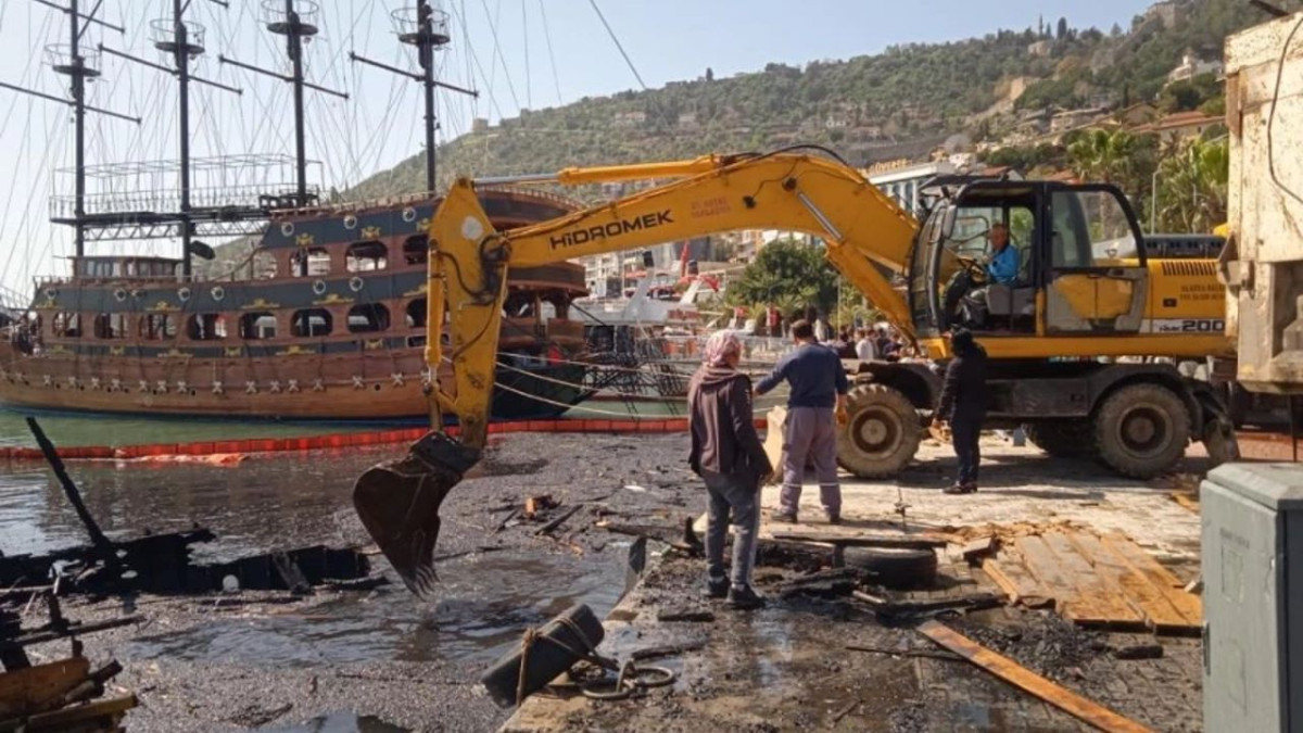Alanya’da Yanan Teknenin Parçaları Yüzeye Çıkartıldı