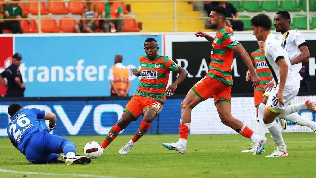 ALANYASPOR-İSTANBULSPOR'U 6 GOLLE UĞURLADI