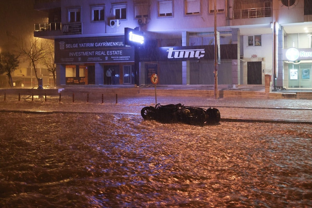 "Antalya'da Şiddetli Yağış Uçuşları İptal Etti, Mahalleler Sular Altında! 
